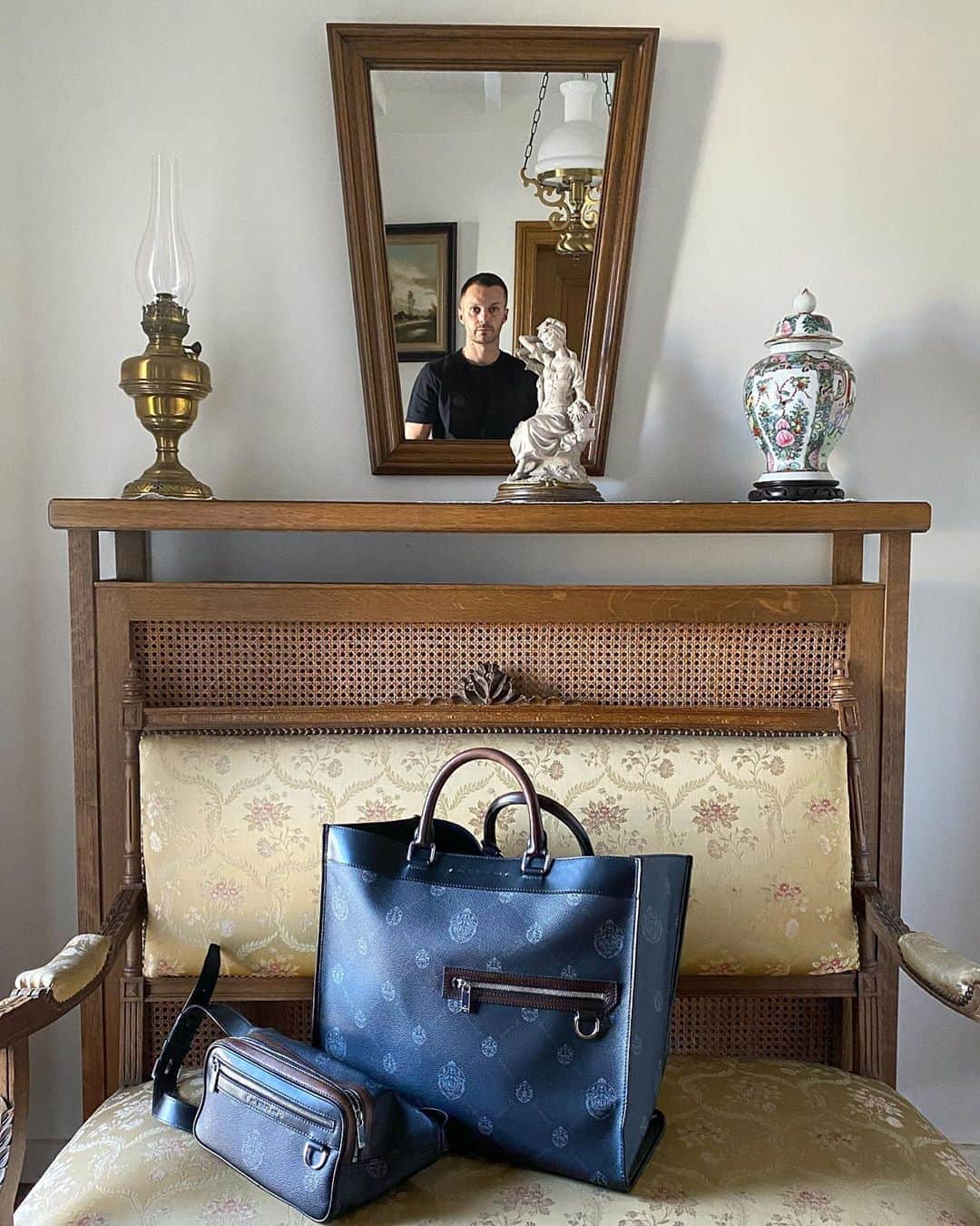 のインスタグラム：「LONDERZEEL, AT MY PARENTS’  #krisvanassche #berluti」