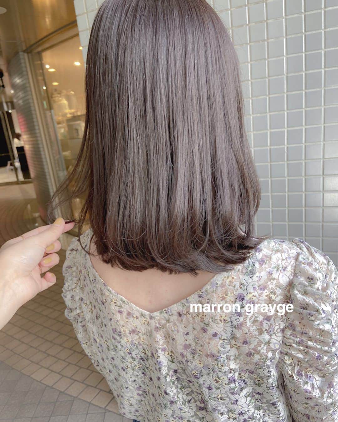 佃加菜のインスタグラム：「marron grayge♡ ふわぱつミディ♡ 夏の黄色く抜けた髪にこっくり秋らしいマロングレージュ🍂🌰 赤みと黄色味のないモカな色味が、可愛いです♡ グレーを少し多めにして品のある髪質に♡ とっても素敵でした♡ .」