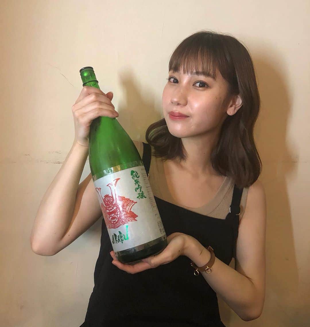 高野祐衣さんのインスタグラム写真 - (高野祐衣Instagram)「ラベルもっと綺麗に見せて〜😭😭😭﻿ ﻿ ﻿ ﻿ 『AKABU』純米吟醸﻿ ﻿ 青リンゴなど清涼感のあるフルーティさ✨﻿ 甘旨口なんだけど、﻿ スッキリジューシー！﻿ そして穏やかな酸。﻿ バランスもすごく良いし、﻿ 飲むたびに、やっぱり美味しいな〜て﻿ 言ってます😊🍶（笑）﻿ ﻿ フルーティーな日本酒が飲みたい時は﻿ AKABUの純米吟醸選ぶと間違いない❤︎﻿ ﻿ ﻿ ﻿ #日本酒 #日本酒女子﻿ #AKABU #岩手県 #赤武酒造﻿ #純米吟醸 ﻿ #sake #japanesesake﻿ #ゆいぽんしゅ」9月13日 22時27分 - yuipooon12_06