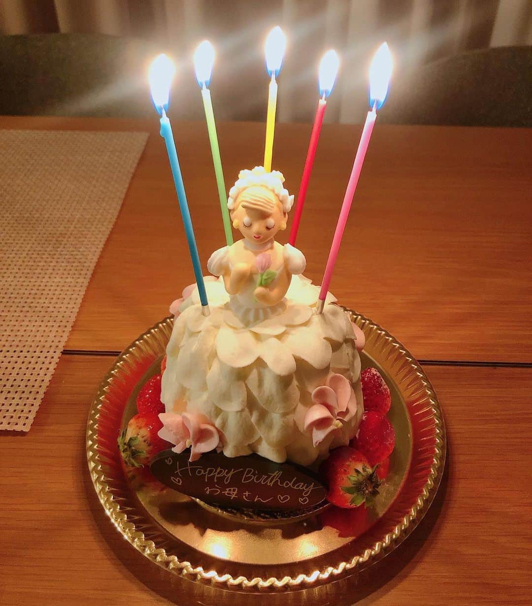 安藤あいかのインスタグラム：「おかあさんお誕生日おめでとー👏 むいちゃんになりました🥳 良いところも悪いところも母譲りのわたし🙃🙂🙃🙂 砂糖のお人形だけお皿に残し 「何考えてるんだろう〜」と見つめ合っています。 可愛すぎて食べられないって。 明日食べたら？と聞いたら 「今日誕生日だから、今日この命を取り入れる」 と、重めな話になっています。 頭撫でてる、、、  #お誕生日」