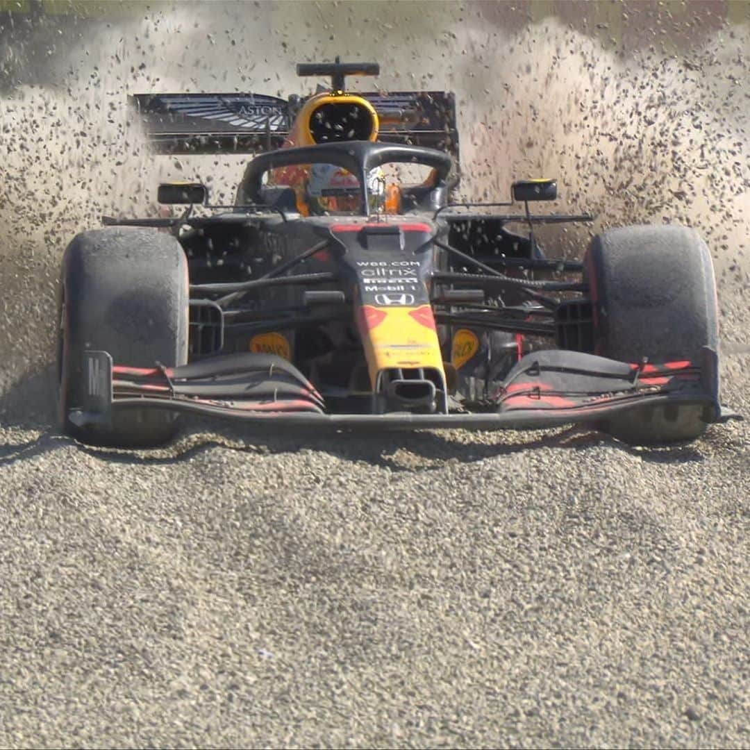 F1さんのインスタグラム写真 - (F1Instagram)「Verstappen and Gasly are OUT ❌⁣ ⁣ A melee into Turn 2 results in the Red Bull and AlphaTauri drivers beached in the gravel, while Vettel and Sainz make contact to drop down the order 😮⁣ ⁣ #F1 #Formula1 #Motorsport #TuscanGP #Racing」9月13日 22時29分 - f1