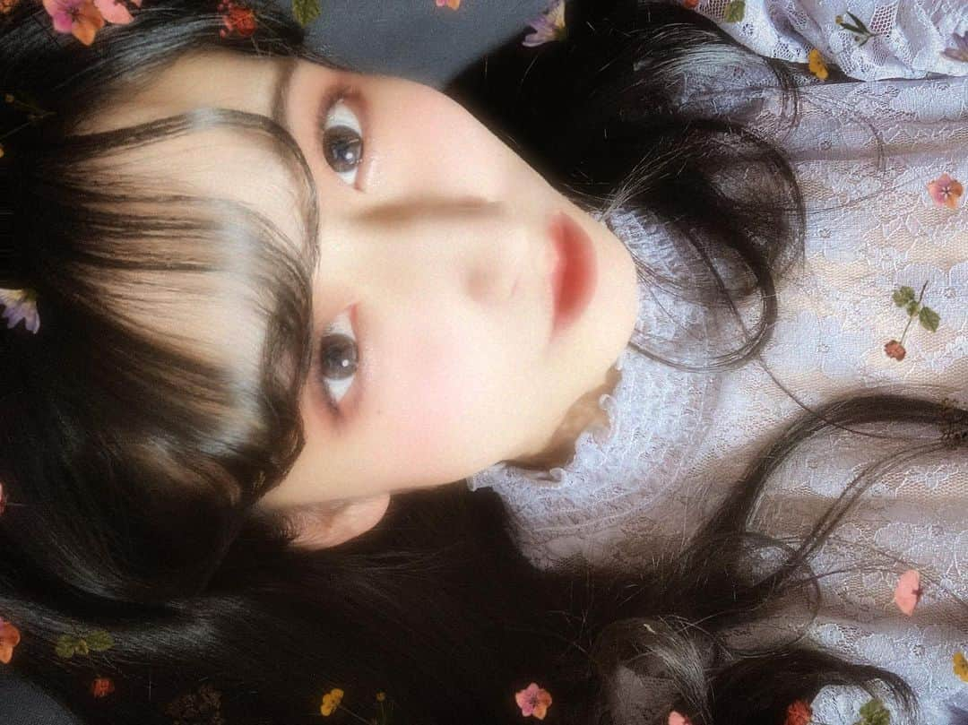 松本莉恋のインスタグラム：「🧸🎀  不意に撮った写真をお人形さんみたいに加工してみた❤︎  #高校生 #jkブランド #自撮り #セルカ #セルフィー #黒髪 #アイドル #girl #ljk #jk #selfie #japanesegirl #doll #いいね返しは絶対 #いいね返し #フォロワー募集 #お洒落さんと繋がりたい #自撮り界隈 #加工厨 #l4l #fff #followme #instagood #instalike #일상 #좋아요 #팔로우 #인스타그램 #셀카 #02년생 ❤︎"」