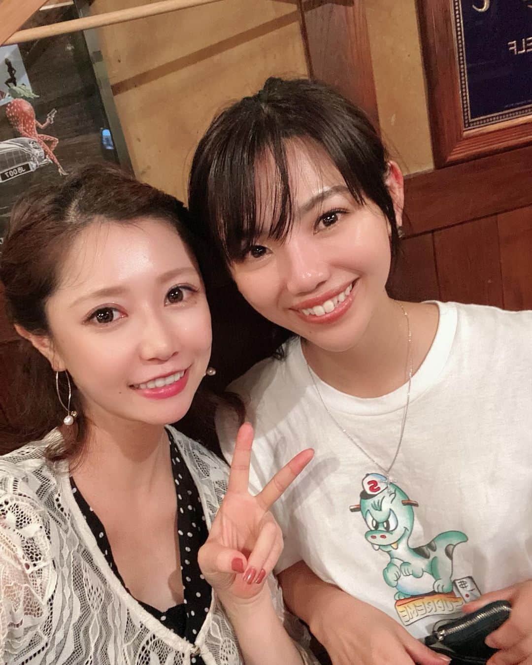 安藤志穂美さんのインスタグラム写真 - (安藤志穂美Instagram)「お互いお酒強すぎて、いつも一件じゃおさまらない。﻿ お互いちびなのに、どこにそんなにアルコールを溜めておけるの？ってくらい呑む🤔﻿ ﻿ むしろ男で私たちに勝てる人いる？（謎の不要な煽り）﻿ ﻿ 20代前半に共演した私たちは、今はもう30代。﻿ ﻿ 成美はどんどん売れてって、雑誌の表紙を飾るまでになった📖﻿ 今は方向性は違えど、いつもすごく応援してるよ✨﻿ ﻿ 成美とはお互いのプライベートの秘密も、全部曝け出せちゃう関係性だからこそ心地いい。﻿ ﻿ これって同じ温度感で、お互い信用してないと出来ない事だと思うんだよね。﻿ ﻿ 私の友達はみんな性格良いし、理解もあって、﻿ 何より向上心高い人が多いから、﻿いつも毎回良い刺激をもらえる😎﻿ ﻿ 周りにいる人は自分の鏡っていう言葉があるから、 私も皆に恥かかさないように素敵な人間でいたいな☘️﻿ ﻿ #friend #girlstalk #girls #night #dinner #love #shibuya  #グラビア #30代  #happy」9月13日 22時33分 - shiomi_ando