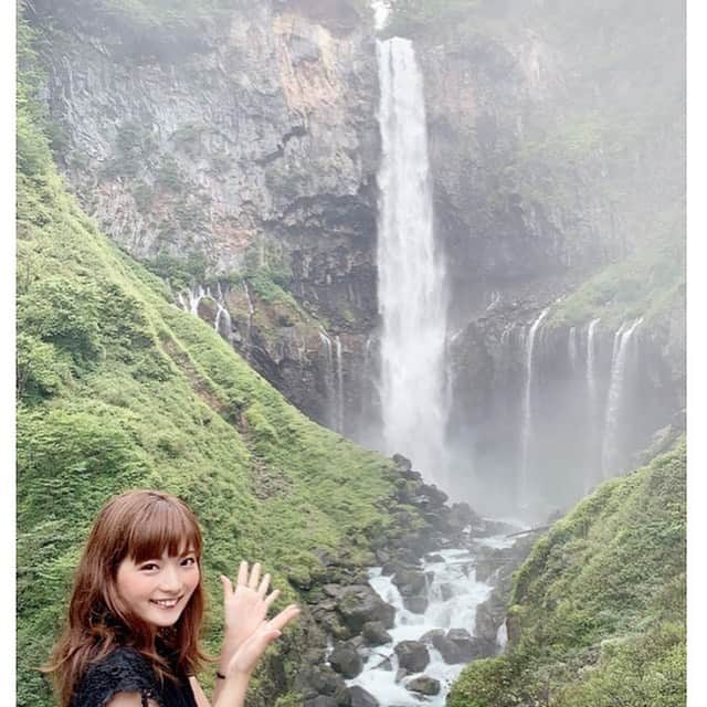 美蘭レンナさんのインスタグラム写真 - (美蘭レンナInstagram)「. . 久しぶりの東京滞在だったので、 日光方面まで足を伸ばして、  「華厳の滝」 を見に行ってきました！  観瀑台から見る滝は圧巻！！  ミストの如く滝のしぶきと マイナスイオンをたっぷり浴びました😌✨✨  そのあとは「竜頭の滝」 「湯滝」 も見学しに行って、 奥日光三名瀑、全クリア😆✨💕  久しぶりに豊かな自然と 美しい山々の森の緑の中で過ごす事が出来たので、 エネルギーチャージ出来ました☺️☺️  日光、素晴らしい場所😊✨✨ また訪れたいな❤️  #日本#日光#奥日光#華厳の滝#竜頭の滝#湯滝#三名瀑#滝めぐり#観光#名所#制覇#遅めの夏休み#紅葉#自然#森#緑#森林浴#マイナスイオン#ミスト#エネルギー#チャージ」9月13日 22時37分 - renna_miran33