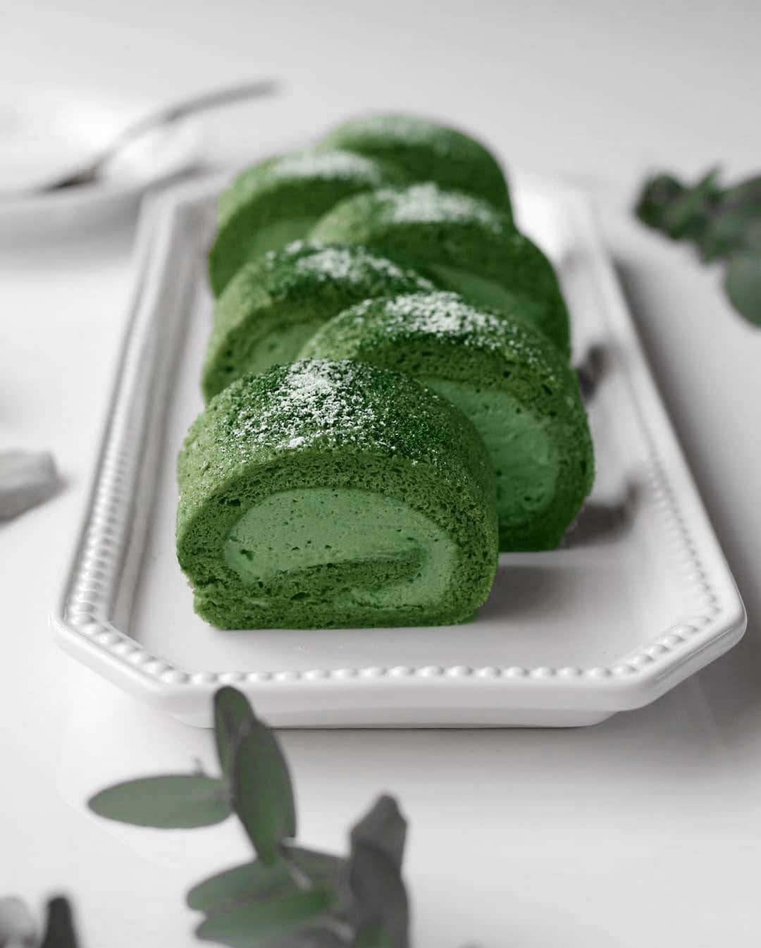 Matchæologist®さんのインスタグラム写真 - (Matchæologist®Instagram)「🌿 WOW! 😱Tag a #Matchaholic friend who’d love to take a bite out of these heavenly #Matcha Roll #Cakes prepared by 24_izumi  @matchaeologist_jp using our Midori™ Culinary Matcha! 👌 . Our Midori™ is a perfect matcha grade for use in any matcha dessert recipes that require a beautiful green colour and the flavour intensity needed to shine through other ingredients. 🍵🌿 . For premium-quality matcha 🍵, please visit Matchaeologist.com. . Matchæologist® #Matchaeologist Matchaeologist.com」9月13日 22時41分 - matchaeologist