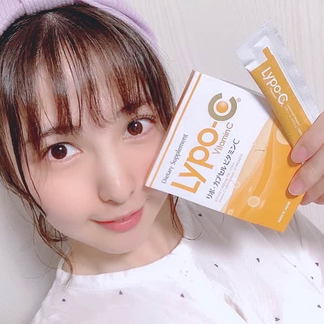成田ひよりさんのインスタグラム写真 - (成田ひよりInstagram)「#免疫力アップ #ぴよコレ 🐥 . #lypoc #カプセルビタミンc  . プロのヘアメイクをしているお友達の @__moriy__ におすすめしてもらって トライしてみてるよ🍋 . 美容はもちろんだけれど、 高い免疫効果があるというので… いまの時代的に興味津々👀 . 市販のビタミン錠剤が、 体内に浸透する量が30〜40%くらいとしたら こちらは98%なんだって。 数字のインパクトだけでも効きそう🤩笑 .  #lonalonaclinic さんで試飲やってるよ🍹 カプセルビタミン💊 と言っても、液体を飲むかんじ。 お味は…にがすっぱい🌚ので、 オレンジジュースとかに混ぜるのがよき🍊 . 元気もりもりで居たいもんね💪✨✨ 女子だけでなく、メンズもいいと思う🙆‍♀️ . ますます元気に綺麗になれるかな〜☺️💕 . 個人的には、開発してる会社のspicさんが 鎌倉にあるというのも気になるところ👀 . . . #japan #girl #spic #supli #vitamin #c #ビタミンcサプリ #美容 #健康 #helthylife #元気 #美白 #美肌 #免疫 #対コロナ #コロナに負けるな #cosme #飲む日焼け止め #女子力アップ #おんなのこ #部屋着 #gelatopique #目指せ #すっぴん美人 #ぴよりむ」9月13日 22時41分 - piyorime