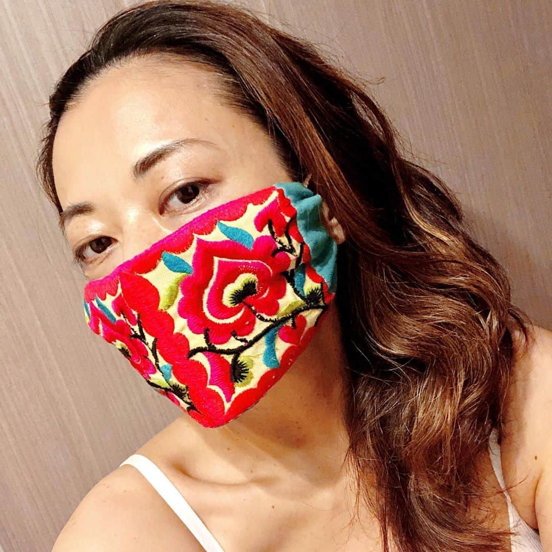 池田有希子のインスタグラム：「余り布でマスク作った。確実に「ちょっと派手かなぁ」位がちょうど良くなってるわねお年頃的に。 #upcycle #sewing」