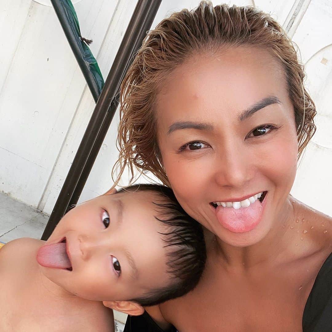 Nazukiのインスタグラム：「❤️ 𝓜𝔂 𝓼𝓸𝓷 ❤️  今年の夏はたくさんプールに行けた ✌️✌️  スイミングスクールに1歳から通っていて、今月からは、母子分離で一人でレッスンにも行けるようになって😭 潜ったり、ジャンプして跳びこんで、なかなか進まないけど頑張って泳いだりとできるようになっていくのを見てママは嬉しいよ😭💕  #pool #summer #family #mama #swim #swimming  #親子　#シンママ　#2歳男の子 #男の子ママ　#スイミングスクール」