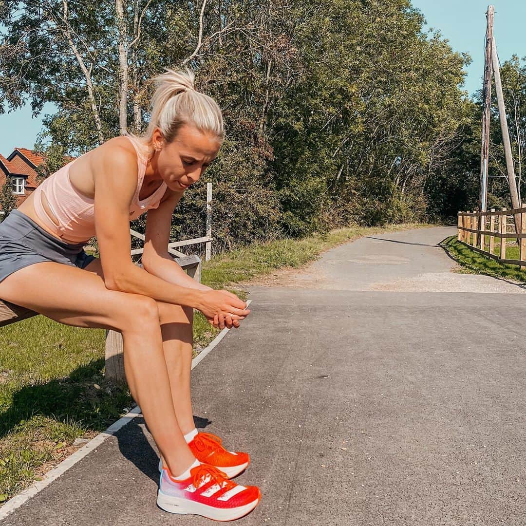 リンジー・シャープのインスタグラム：「Post longest run in a long time 🥳 feels weird building base in this weather ☀️ but I’m here for it 👏🏼 Loving the new @adidasrunning Adizero Adios Pros 🤯 #WTFast」