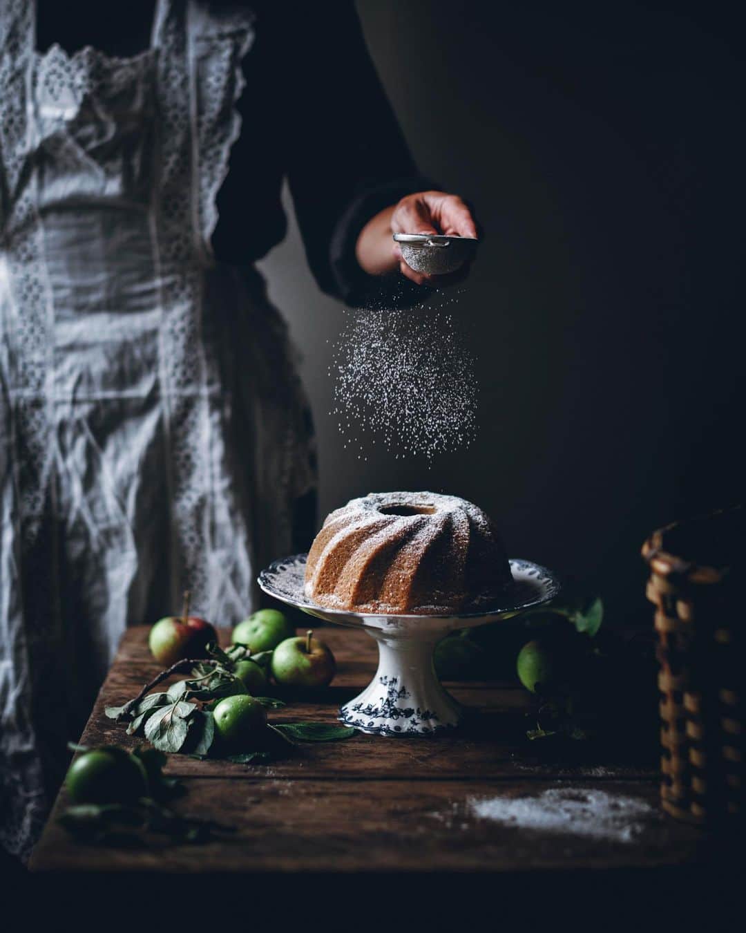 Linda Lomelinoのインスタグラム：「Currently working on my next blogpost, a Caramel Apple Upside Down Cake, but in the meantime, here is a post from a couple years ago! An apple cinnamon bundt cake, or ’sockerkaka’ as we would say in Sweden. Find the recipe through the link in my profile!」