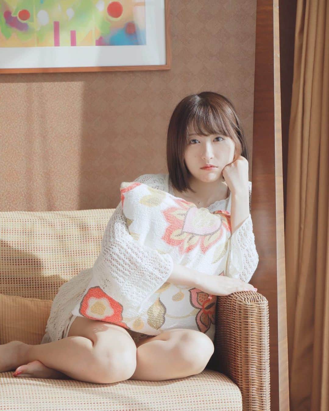 小桃音まいのインスタグラム：「🛋. . ちまっ. . . 写真で見ると身長高く見える. ってよく言われるけど. これは珍しく小さく見える、、？. . . 明日からまた一週間がんばろうね🌼」