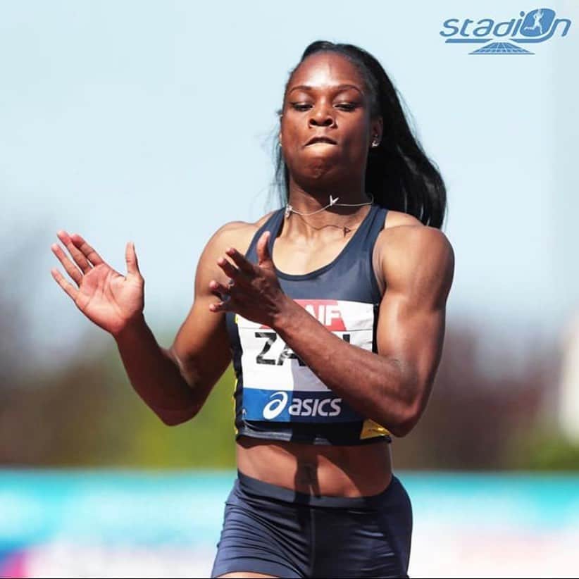 キャロル・ザヒのインスタグラム：「Championne de France 🇫🇷 Élite ✨ du 200m en 22.98 (+0.7) 🏅 Après une année aussi compliquée on peut dire que ça finit plutôt bien pour moi 😌🏅🙏🏾.  Une fois de plus je tiens à remercier, mes proches, ma famille 🙏🏾❤️ Mon coach : @menalex2_coaching  Ma team : #Teamphenomenal Mon club : @camontreuil93  Mon sponsor : @nike  Le Bataillon de Joinville et Perféo 💪🏾 Et pour terminer merci à vous tous qui avez commenté liké partagé et envoyé de supers messages 😍😍  Votre soutien donne la force de se dépasser 😘😘 _________________________________________ 📸 : Stadionactu  _________________________________________ #Nike #CaMontreuil93 #Albi2020 #ChampionneDeFranceElite #200m #Ffathletisme #Sprint #ArmeeDeChampion #Merci #❤️」