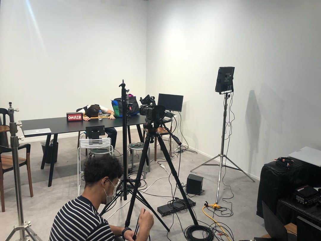 関取花のインスタグラム：「#ごっつぁんラジオ vol.2、3時間超えの生放送無事終了。やりきった…👧🏻 ご視聴いただいた皆様、とんでもない無茶振りにも迅速に対応してくださったスタッフさん方、本当にありがとうございました！ ライブみたいな臨場感のある生放送で楽しかった〜😊 さぁ明日はレコーディング。いい歌録るぞ。」
