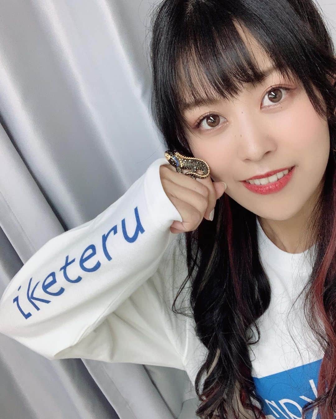 相羽あいなのインスタグラム：「#akan ロンT〜👐💖 イケてる？アカン？  #袖で遊ぶの楽しい #指輪はイグアナ ##BabyDollTokyo #欲しい人はあかんもんはあかんグッズで調べてね」