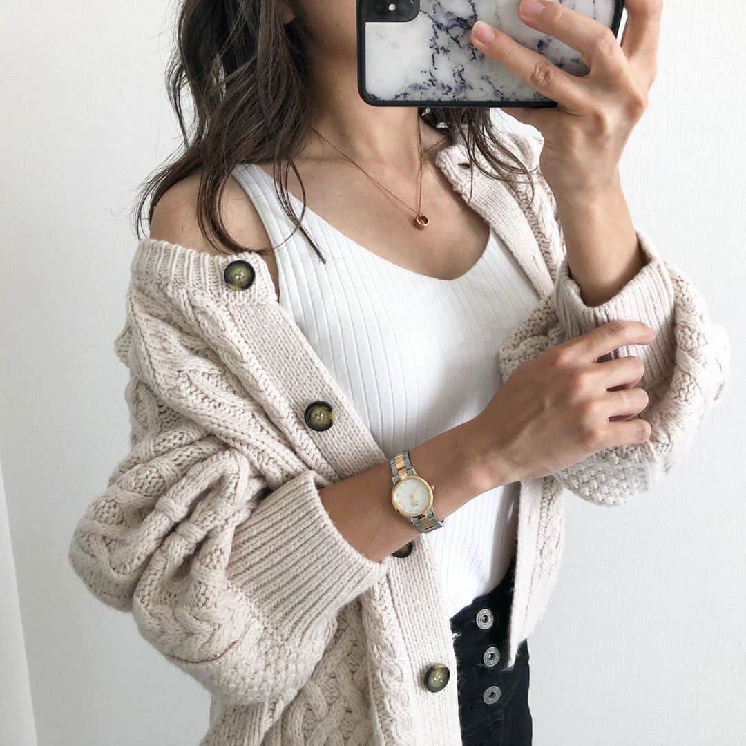 Miyoのインスタグラム：「・ ・ @danielwellington から 初のJewelry Collectionが登場✨ シンプルなデザインのネックレスは いろんなコーデに合わせやすい♡ ゴールドとシルバーがmixされた時計も お気に入りです♡ ・ トレンドのデザインやカラーを とりいれたコーデも好きだけど、 色味をおさえた シンプルコーデがやっぱり一番好き❣️ 歳を重ねても、シンプルな服や アクセサリーが似合うように、 これからも努力していきたいと思います✨ ・ ・ ・ #danielwellington#ダニエルウェリントン#BeTheOneToGoForIt#DW#watch#時計#腕時計#手元#gift#アクセサリー#ネックレス#プレゼント#贈り物#シンプル#GU#カーディガン#GUコーデ#UNIQLO#ユニクロ#ユニクロコーデ#ママコーデ#ママファッション#プチプラコーデ#プチプラファッション#シンプルコーデ#カジュアルコーデ#大人カジュアル#大人可愛い#時尚」
