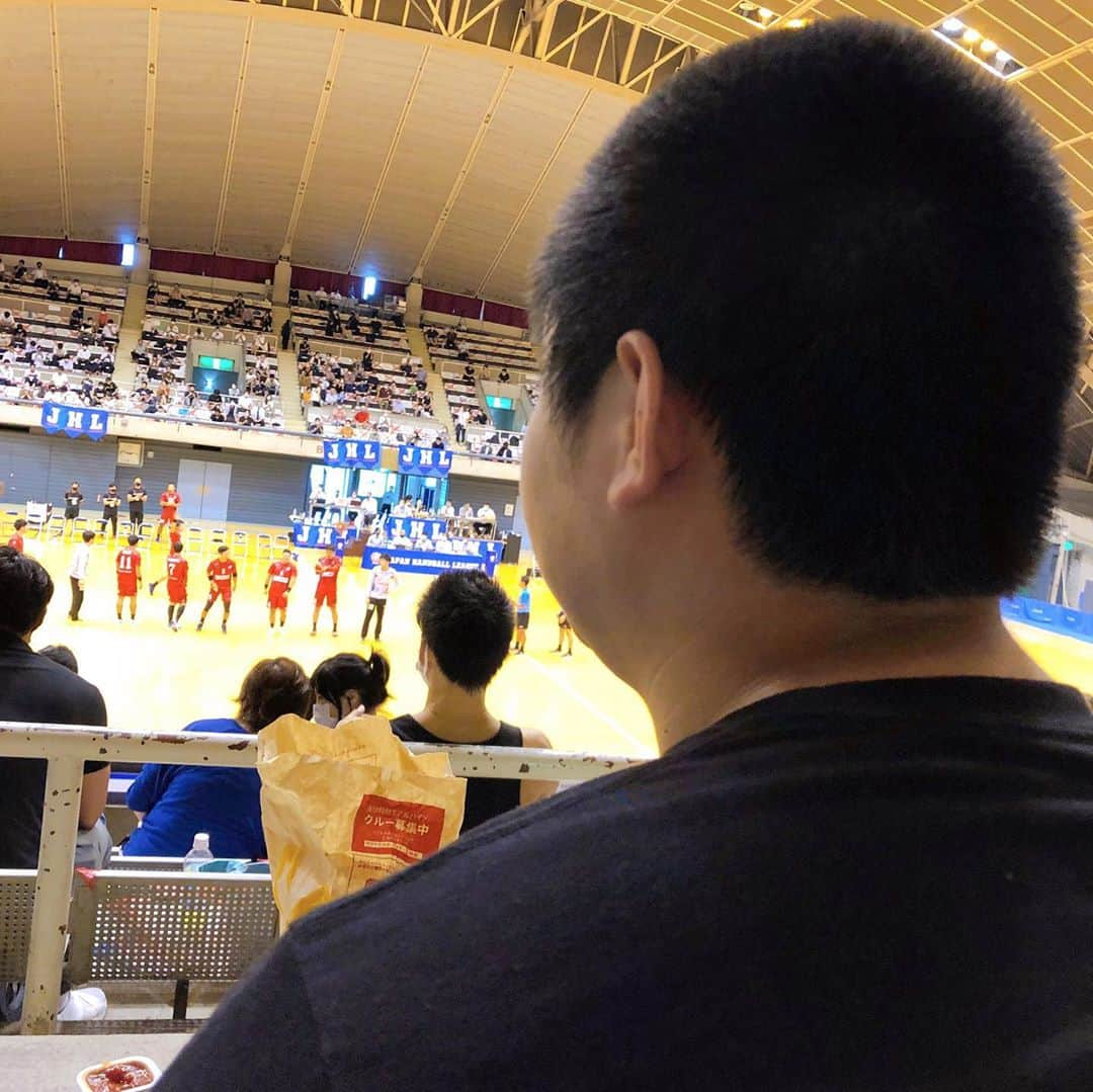 むらせさんのインスタグラム写真 - (むらせInstagram)「昨日、初ハンドボール観戦🤾‍♂️ . . #ハンドボール #初観戦  #トヨタ車体 VS #ゴールデンウルヴス福岡 #ふじもん選手 #ありがたき🤾‍♂️  #tシャツ #バック #balr  #デニム #ゾゾパンツ🩳  #靴 #アトランティックスターズ 👟⭐️ #balancestyle #ボーラー  #バランススタイル」9月13日 22時50分 - murase_yuichi