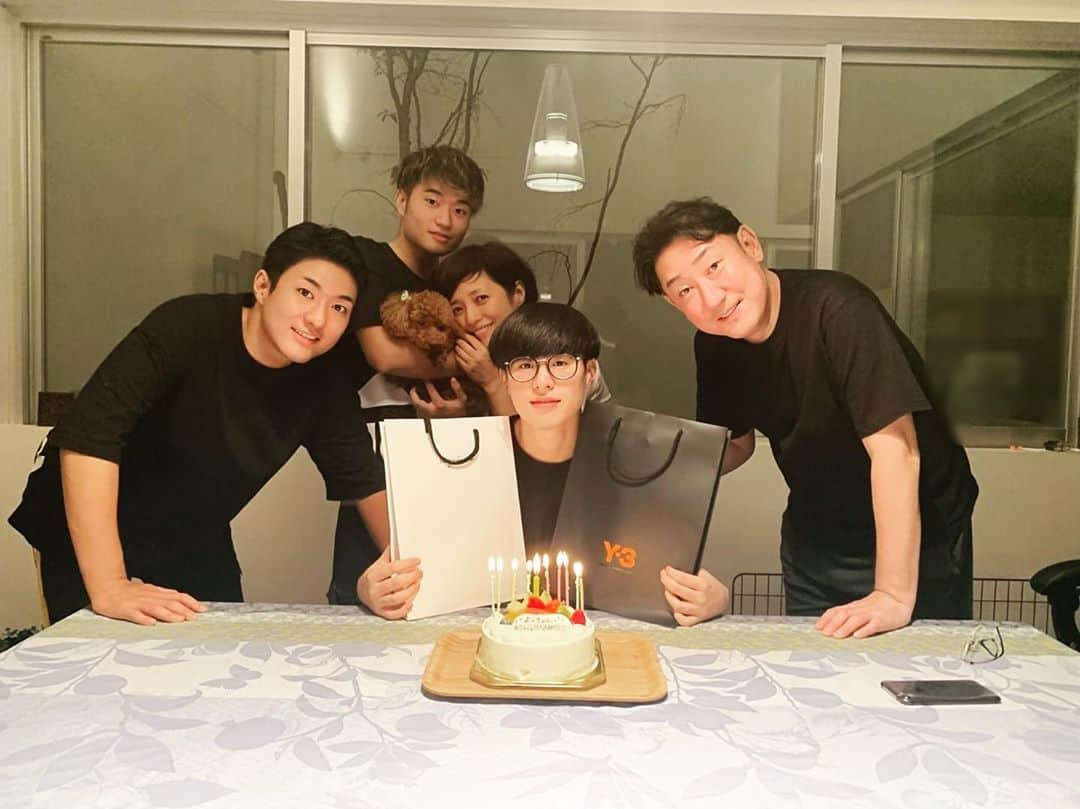 中村福之助のインスタグラム：「.﻿ 改めて、家族でお祝いしました🎂﻿ ﻿ #家族写真」