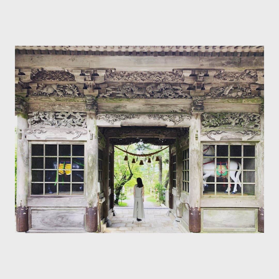 笠松はるさんのインスタグラム写真 - (笠松はるInstagram)「彫刻の美しい神門でした。  #夏の終わりの思い出 #神社好き  #日本文化 #japaneseculture #笠松はる」9月13日 23時00分 - haru_kasamatsu