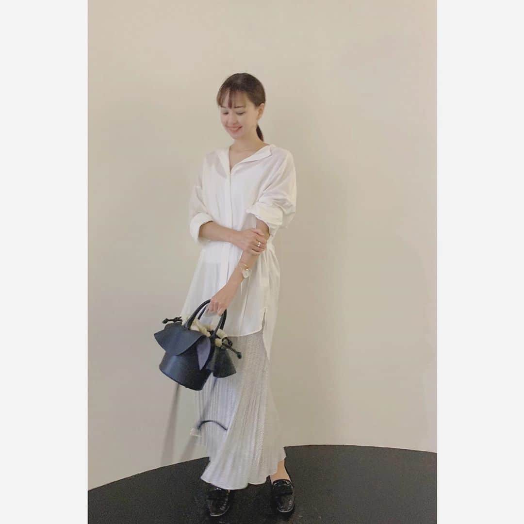 乙黒えりのインスタグラム：「子供達とちょっとお出かけ 楽な格好で〜  @smallworlds_official  では一部ハロウィンになっていました🎃 もうすぐお月見だね🌕🎑 子供たちはお団子作りを楽しみに「後何回寝たらおつきみー？」って聞いてきます🍡笑  #tops @__simplicite  #skirts @iena_jp  #shoes @mackintoshphilosophy  #bag タイで買った超プチプラw #ママコーデ#シャツコーデ#プリーツスカート#秋コーデ」