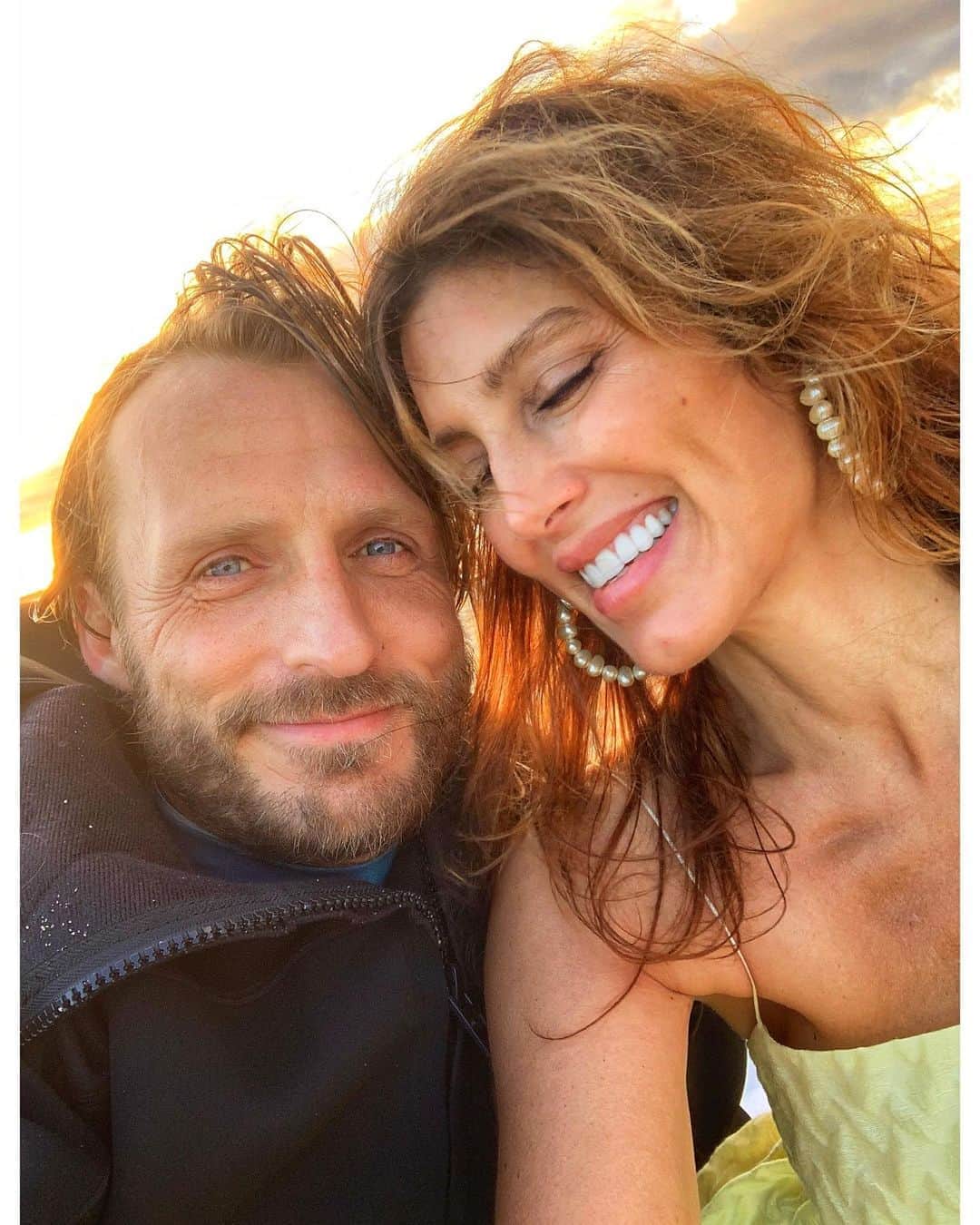 ジェニファー・エスポジートのインスタグラム：「💍🍾❤️」