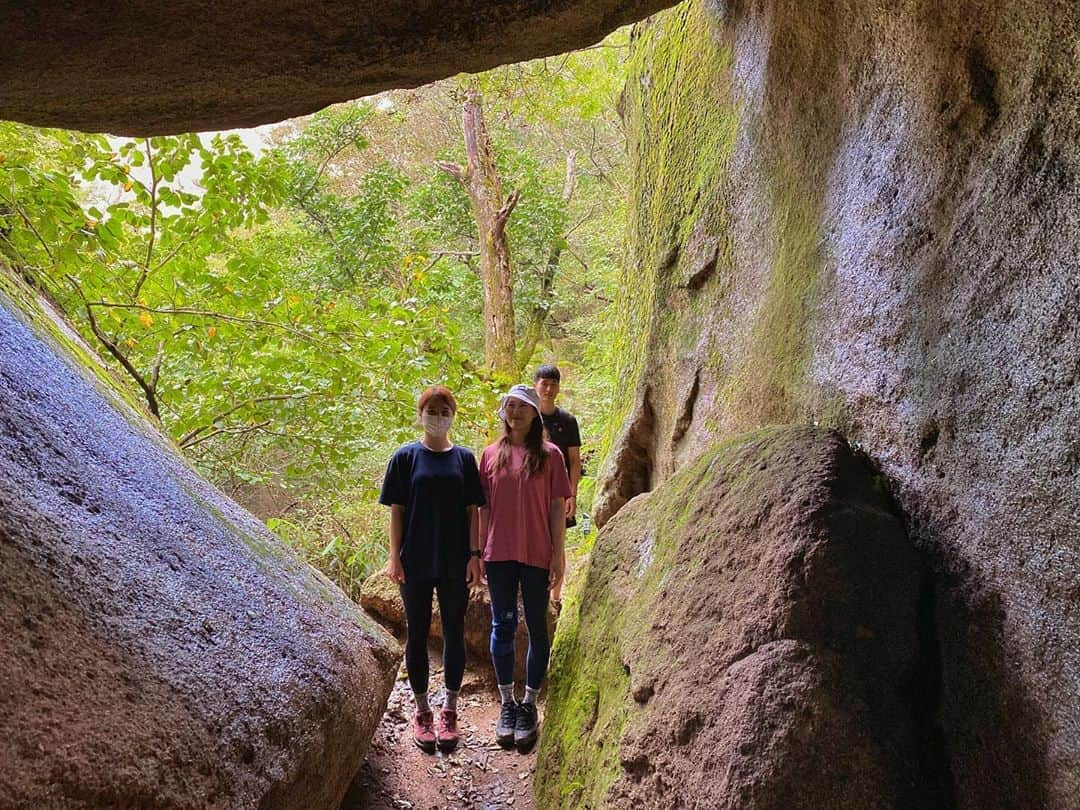 サ・ソルさんのインスタグラム写真 - (サ・ソルInstagram)「속리산 ⛰ 아침일찍 준비해서 가서 사람 거의 없어서 넘 좋았따  우리 등산할땐 사람 없었는데 2시에 하산하고 보니 사람 와글와글!! 😷 우리는 사람 없을때 후딱 하고 와서 넘 다행 😅  6시간 등산 문장대 찍고 천왕봉찍고 내려오는데까지 거의 쉬지도 않고 파워워킹 ... 죽는줄 오늘은 꿀잠 예약 💀 해발1058m  힘들었지만 코스가 너무 이뿌고 날씨도 좋고 최고였따! 💜 (마스크는 사람 없을때만 잠깐!)」9月13日 23時17分 - sasol_climber