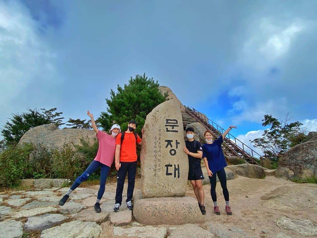 サ・ソルさんのインスタグラム写真 - (サ・ソルInstagram)「속리산 ⛰ 아침일찍 준비해서 가서 사람 거의 없어서 넘 좋았따  우리 등산할땐 사람 없었는데 2시에 하산하고 보니 사람 와글와글!! 😷 우리는 사람 없을때 후딱 하고 와서 넘 다행 😅  6시간 등산 문장대 찍고 천왕봉찍고 내려오는데까지 거의 쉬지도 않고 파워워킹 ... 죽는줄 오늘은 꿀잠 예약 💀 해발1058m  힘들었지만 코스가 너무 이뿌고 날씨도 좋고 최고였따! 💜 (마스크는 사람 없을때만 잠깐!)」9月13日 23時17分 - sasol_climber