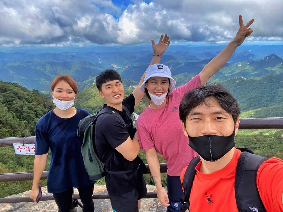 サ・ソルさんのインスタグラム写真 - (サ・ソルInstagram)「속리산 ⛰ 아침일찍 준비해서 가서 사람 거의 없어서 넘 좋았따  우리 등산할땐 사람 없었는데 2시에 하산하고 보니 사람 와글와글!! 😷 우리는 사람 없을때 후딱 하고 와서 넘 다행 😅  6시간 등산 문장대 찍고 천왕봉찍고 내려오는데까지 거의 쉬지도 않고 파워워킹 ... 죽는줄 오늘은 꿀잠 예약 💀 해발1058m  힘들었지만 코스가 너무 이뿌고 날씨도 좋고 최고였따! 💜 (마스크는 사람 없을때만 잠깐!)」9月13日 23時17分 - sasol_climber