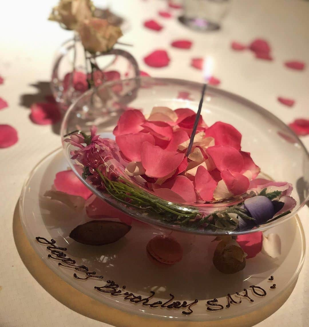 早川沙世さんのインスタグラム写真 - (早川沙世Instagram)「My birthday dinner💓 ☆2枚目動画は音声ありです⚠︎  仕事もプライベートも @3333_chan のお陰で笑顔で充実出来てる♡いつもそんなに若かったけ⁇って歳を忘れる位しっかり者の可愛い妹みさ♡いつもありがとう♡  コロナもありぉ店も貸し切り♡ 1年ぶり位の子供の居ない大人の 時間をほろ酔いで楽しめた日💓  一体何本のwineを開けただろ…w🍷  可愛いステキなぉ店でした💓  この日のワンピースとヘアバンドは　@osayobabytan とオソロで色違いで2着買いした💛 @__ciala__baby のだょん💓  いつも時間差投稿だからw てかいつまでbirthdayだょwって話w」9月13日 23時21分 - sayo_hayakawa