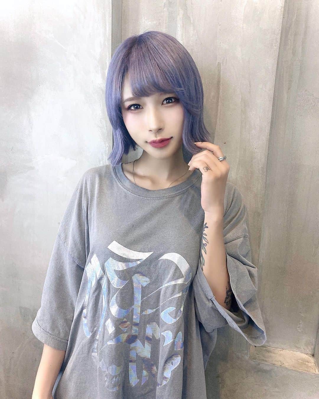 病夢やみいのインスタグラム：「ライブでびっくりさせたくて載せてなかったけどショートボブにしてみました🧍🏼  色落ちも最高のラベンダーカラー  原ちゃんとお揃いヘアになれて嬉しい😌💭🤍  外ハネアレンジの仕方も原ちゃんのページ @logmisato に動画で載っていてとても分かり易いです。 是非フォローしてチェックしてみてネ皆さま。  #ショートボブ#ボブアレンジ#外ハネボブ#派手髪 #エクステ#머리스타그램#헤어컬러링#단발머리 #haircolor#purplehair#tattoogirl#armtattoo#cy8er」