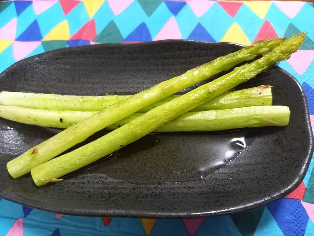 ぢゃいこさんのインスタグラム写真 - (ぢゃいこInstagram)「ぢゃい飯を美味しそうに食べてくれる姿を見てると、幸せを感じます♥️ こんな時だから大人数は集められないけど、来てくれて ありがとう。 楽しい時間を ありがとう。 #ぢゃい飯 　#ぢゃい飯会 #家ご飯 ※生ハム→ロースハムに変更 本日は、タンパク質をメインにメニューを考えました💪」9月13日 23時31分 - dyaimeshi