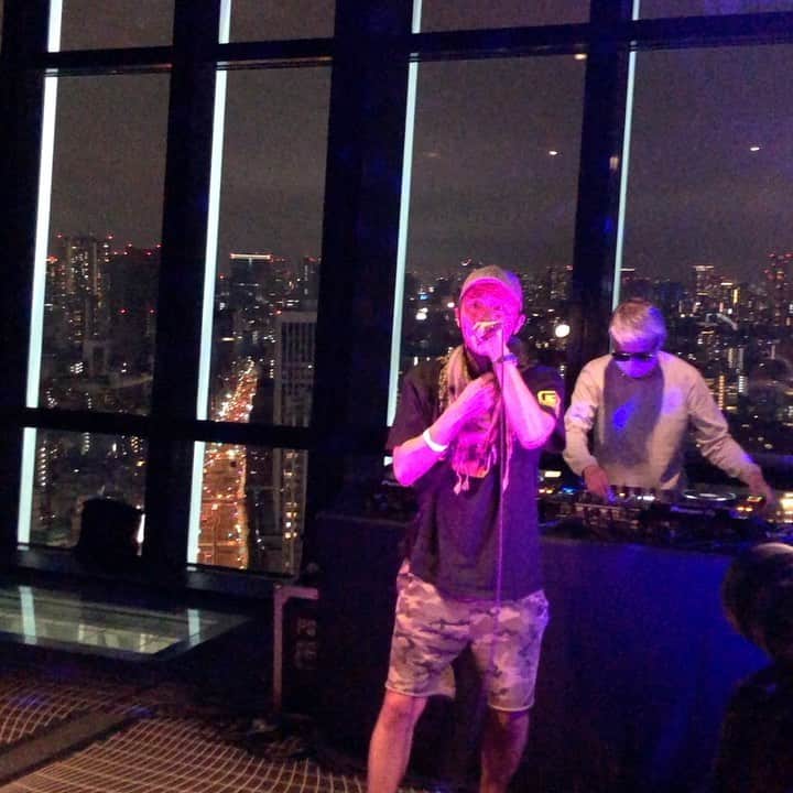 いとうせいこうのインスタグラム：「DJまでの間をフリースタイルで繋いでくれたジブラ（撮影いとう）！　ということでバックは大沢伸一、そしてCDJ3000×3台。豪華。#MDL」