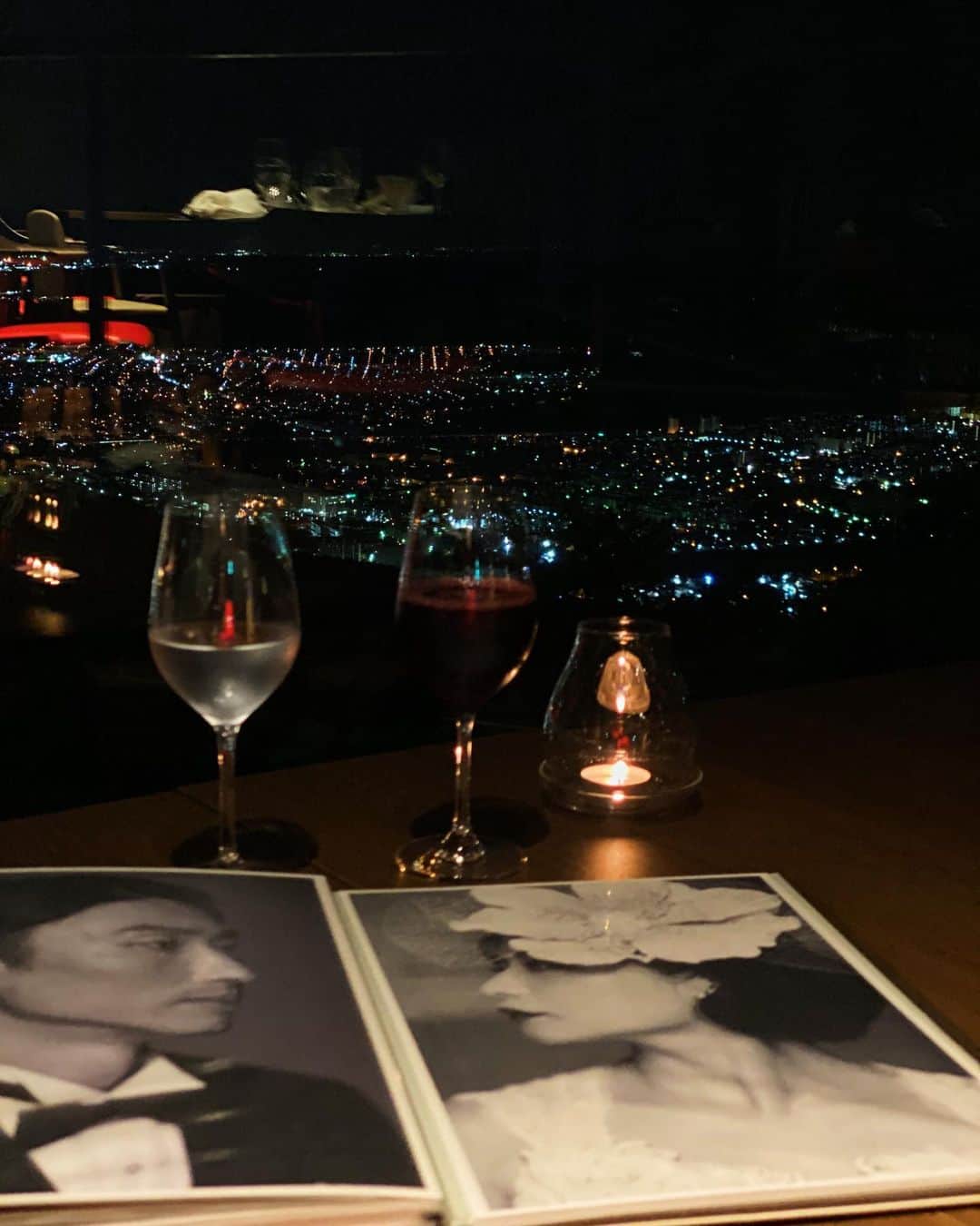 D[di:]のインスタグラム：「本日は結婚2周年記念日でした﻿ (3周年かと数え間違えてた💦しかし明日より3年目に突入🤞である)﻿ ﻿ 1.どうしても行ってみたかった2018夜景サミットにて日本三大夜景の一つに選ばれた#藻岩山 山頂﻿ にあるフレンチレストラン#JEWELS をbook﻿ ﻿ 3日前に突如おもいついて予約したからほぼ満席だったので島テーブルと言われていたのに、窓際の席に何故か誘導していただけた‼️(奇門遁甲タイムで行ったからか)﻿ ウットリするほどキラキラ🤩な夜景を見ながら、2年前にフォトグラファーのDOBUMIZU-SUSULUに撮っていただいたウェディングフォトアルバムを2人で見ながら料理を待つ(ほとんど儀式)﻿ 浪漫-TICである﻿ ﻿ 2.観光名所のフレンチでしょ〜🙄と、全然期待しないで行ったけど…ここのフレンチ、かなり美味い😍﻿ 写真はオマール海老とアワビのジュレドーム。めちゃ美味…😭あと、合鴨のキャラメルソースが身震いするほど好味であった﻿ ﻿ 3.山頂に登るロープウェイ🚡、どんどん夜景がズームアウトされていく様はかなり圧巻😍これは、ヤバエクスペリエンスでございます‼️﻿ ちなみにレストランのコースを予約すると、ロープウェイとケーブルカーのチケットも含まれている﻿ ﻿ 4.温泉行くつもりだったから完全スッピンでアレな写真だが…﻿ ﻿ ちなみに今日の昼間は、雨の中、いつものノースサファリ札幌で、いきなり肩に乗ってきたワオキツネザルに右手の甲を3箇所くらい噛まれてこんな顔していたんだがな。﻿ ﻿ 優しくて絶対噛んできたりしないワオなのに…めちゃ痛かった😢﻿ この後は、定山渓にて足湯ランチと温泉♨️してきた﻿ なんだかんだ週4〜5回ペースで温泉﻿ ﻿ 5.さらに、その前日は結婚記念日前夜祭と称して、白老、北海道の木彫り熊を巡る考察展🧸に行った﻿ ﻿ 2019年度に1500名以上の来場を記録した、人気プログラムの2回目、だそうで﻿ 白老ときいたらウポポイに行ってしまいそうなところを、あえて 仙台藩白老元陣屋資料館という、ニッチすぎて通り過ぎてしまいそうな場所へ﻿ なかなか見応えがあり、クマの木彫りクロニクルを存分に味わえた(9/22まで)﻿ ﻿ 6.そのもう一つの会場で、今年の結婚記念品を旦那さんに買っていただいた。スペイン製のお皿。わたし、青い陶器に目がないの。お皿の裏側に金文字で記録いれなきゃだな。﻿ ﻿ 7.そのあと、白老牛の煮込みハンバーグの挟まれた❤️トロケちまうハンバーガー🍔を、#はしもと珈琲　で。腹減りすぎて、かぶりついてからパチリ💦ほんとにほんとにこんな美味いのに、コーヒーと珈琲ゼリーまでついて、830円とか謎すぎるお値段(塊肉で買うと白老牛はだいぶ高価なのだ！)﻿ ﻿ 8.そのあと、#マユンキキ　さんの写真展へ。純血のアイヌ女性マユンさんが、150年前に禁止されたアイヌ女性の顔への入墨をペイントで再現した写真展﻿ そのほか、実際に手や腕にいれたアイヌ式の入墨の過程の連続写真や、道具も展示していた﻿ 丁寧にアイヌ式入墨についてマユンさん本人にご説明いただき感激﻿ ﻿ 9.その後はさらに、勇払郡は厚真町へ移動し、#こぶしの湯 あつまへ。HOの半額クーポンが大活躍まくり！ここの名物、あつま豚丼、炭焼きでめちゃくちゃ美味い😍　泉質は、ラドン温泉♨️なかなか良かった﻿ ﻿ 10.一昨日には、友人から、2年越しの(笑)結婚祝いとして手作りのオシャ土鍋が届いたのだが…﻿ 土鍋のごはん、むちゃくちゃ美味いのね〜‼️﻿ ただのシロ飯がだいぶお上品に感じる~policoさんありがとうございます😊﻿ ﻿ #結婚記念日﻿ #2周年﻿ #3周年かと思ってたが数えまちがい﻿ #結婚て楽しいのだな　と思えて本当に幸せもんだ﻿ #藻岩山ロープウェイ﻿ #藻岩山フレンチ﻿ #木彫り熊にも歴史あり﻿ ﻿ ﻿ ﻿ ﻿ ﻿」