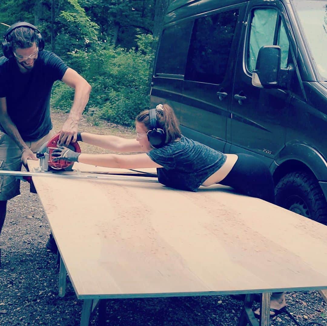 ホーランド・ロデンのインスタグラム：「So this happened. Building custom drawers 101. When 5’4’’ girls try to rip a 4 by 8 with a circ saw 😂  New ep in Bio 🚌  5 build episodes left!」