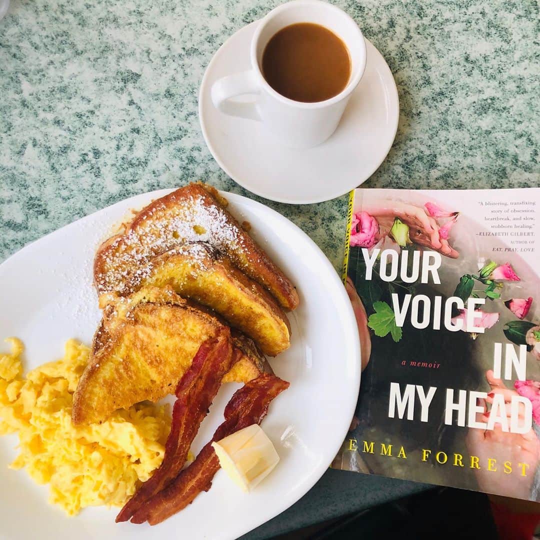 エマ・ロバーツさんのインスタグラム写真 - (エマ・ロバーツInstagram)「When you take yourself on a breakfast date 🌸 ☕️ @belletrist #currentlyreading #yourvoiceinmyhead @addiepray」9月13日 23時39分 - emmaroberts