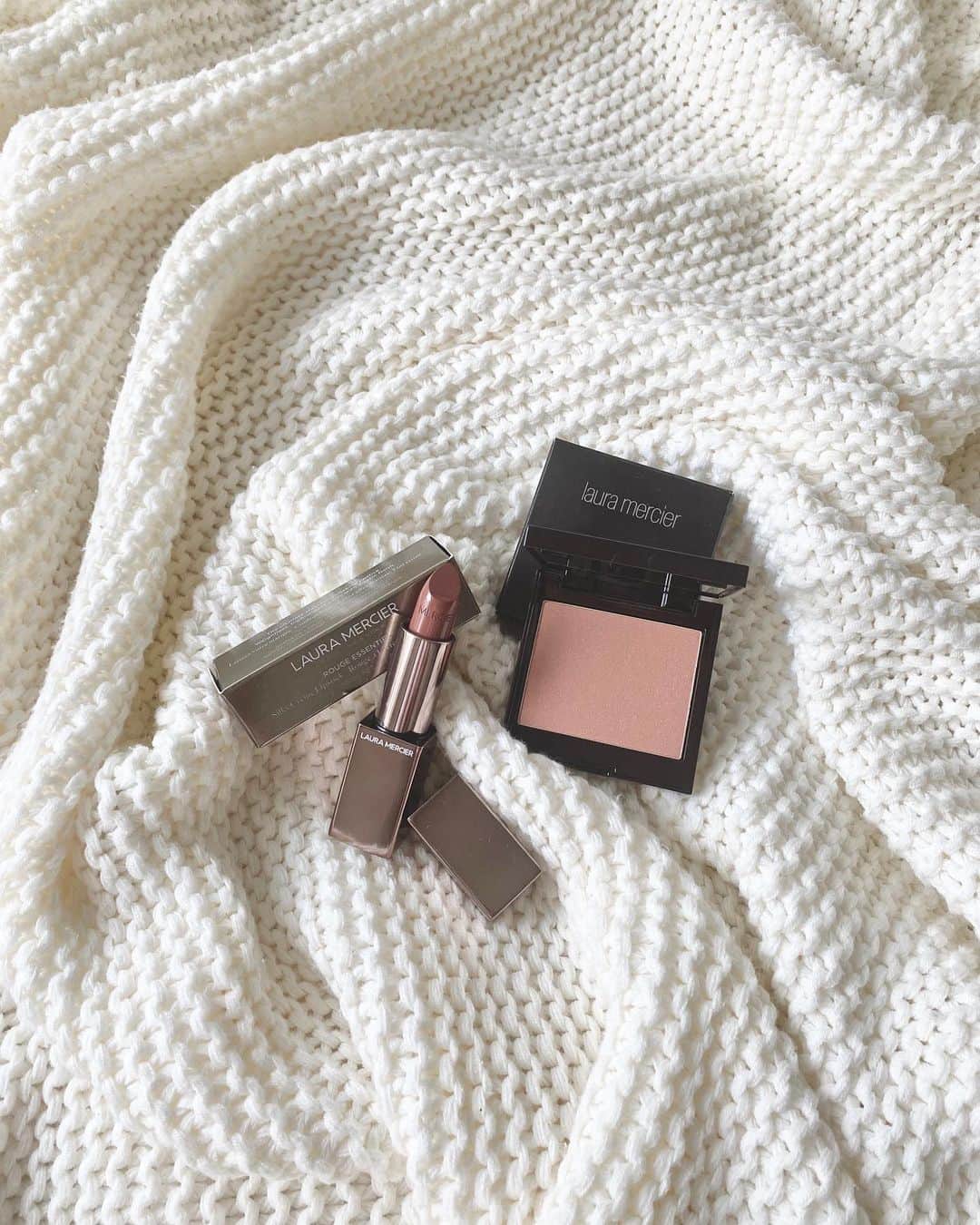 naho_7のインスタグラム：「. #lauramercier  伝説のリップとチークで秋準備🍂 この1週間ほーーーんまに濃かった。 幸せでふわふわした気持ちのまま眠りたいと思います。」