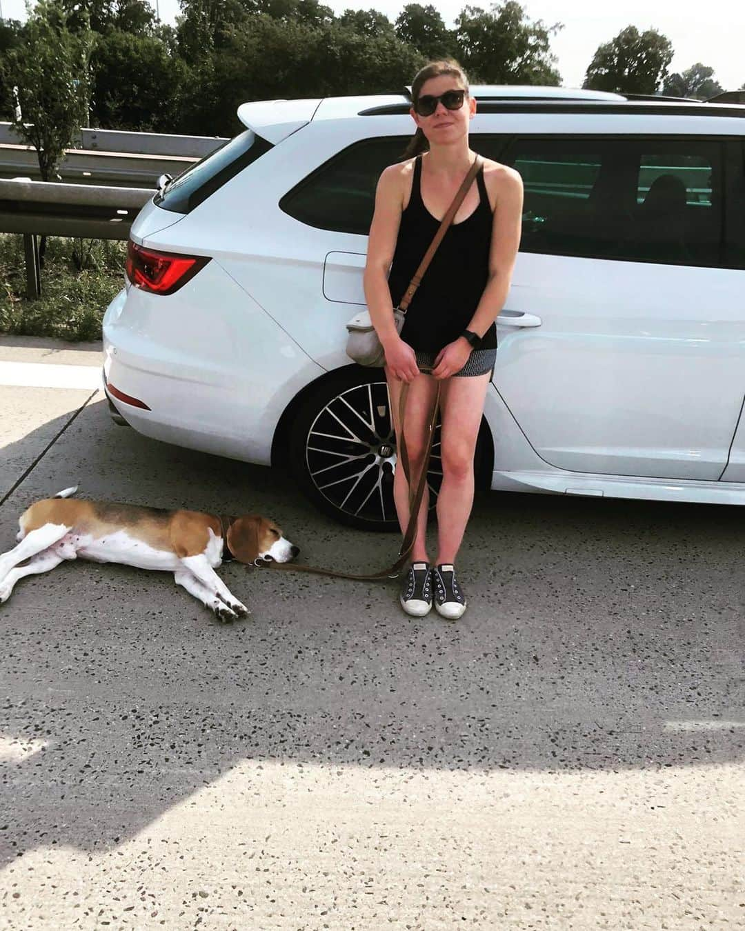 ミリアム・ツィーグラーのインスタグラム：「There was a long traffic jam today on our way to Austria. It wasn’t great but Kenny used the time to make a new friend. Swipe to have a look 👀」