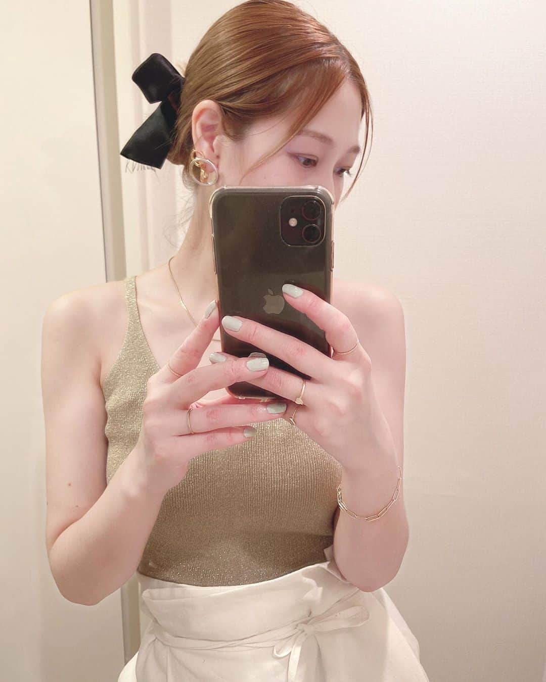佃加菜のインスタグラム：「タイトめなセットに黒リボンが活躍😊」