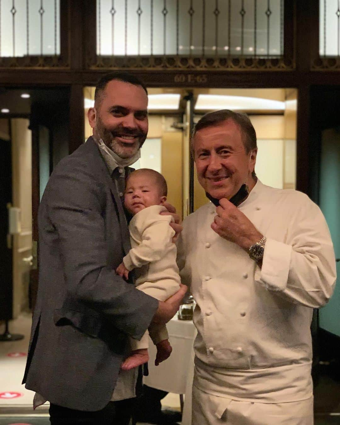 DOMINIQUE ANSEL BAKERYさんのインスタグラム写真 - (DOMINIQUE ANSEL BAKERYInstagram)「Brought Bebe to see Papa @danielboulud at my first home in the US, @restaurantdaniel. Uncle #jeanfrancoisbruel heated up his milk for him and Uncle @elvirdzananovic helped us find a place to change diapers. And we all wondered if he’ll grow up to be a chef one day. Great restaurants are more than just a place to eat, they form communities and families and generations of lasting memories. #celianansel」9月13日 23時46分 - dominiqueansel