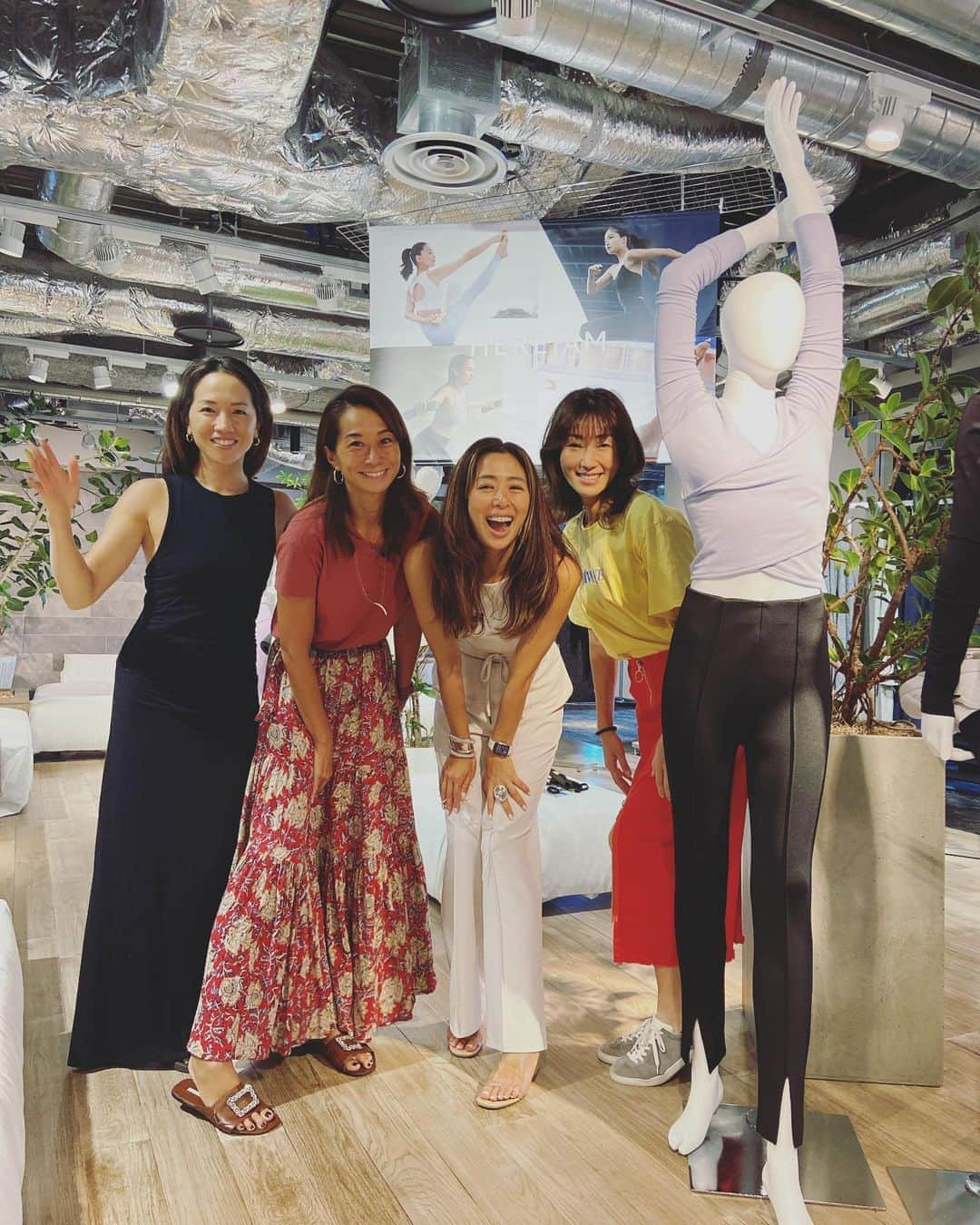 野沢和香さんのインスタグラム写真 - (野沢和香Instagram)「Thank you for coming ✨beautiful @jurikooo  @maimaiichikawa  @marinakitagawa   @igniteliving のカリスマJuriちゃん🤍 RunのカリスマMarinaちゃん🤍 @shonanbeachyoga のマイマイも来てくれていっきにhealthyな風が吹いたわ✨  大好きな人達が日常に着てくれてて、それを見る度に嬉しすぎる😭🙏ありがとう🤍」9月13日 23時47分 - wakanozawa