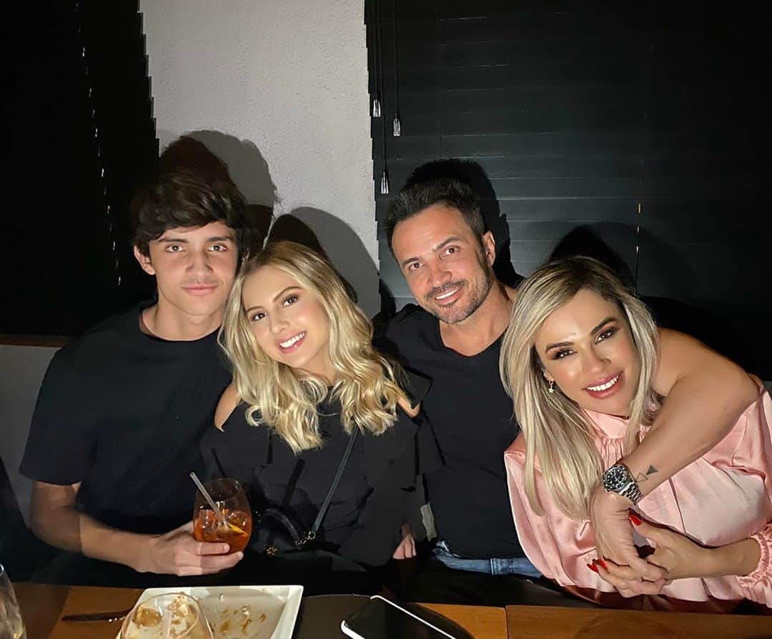 アレッサンドロ・ローザ・ヴィエイラのインスタグラム：「Eu conheço o casal mais lindo do planeta - Meu filhote @enzo12mendes e minha nora @isaaconsorti .  Sempre perfeito com vocês ❤️ @lilifariav ❤️ Meu amor!」