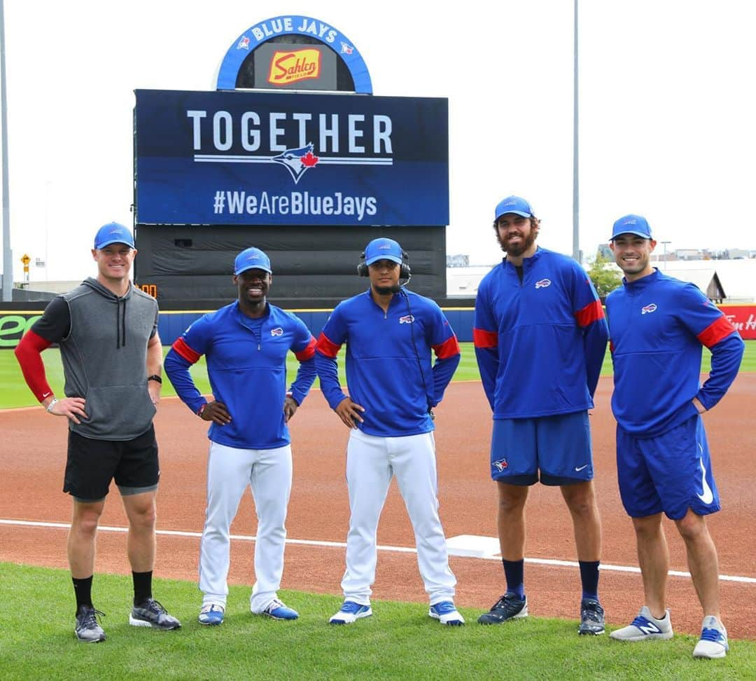 トロント・ブルージェイズさんのインスタグラム写真 - (トロント・ブルージェイズInstagram)「Buffalo has made us feel like One Family! Good luck this season, @buffalobills! #BillsMafia」9月14日 0時00分 - bluejays