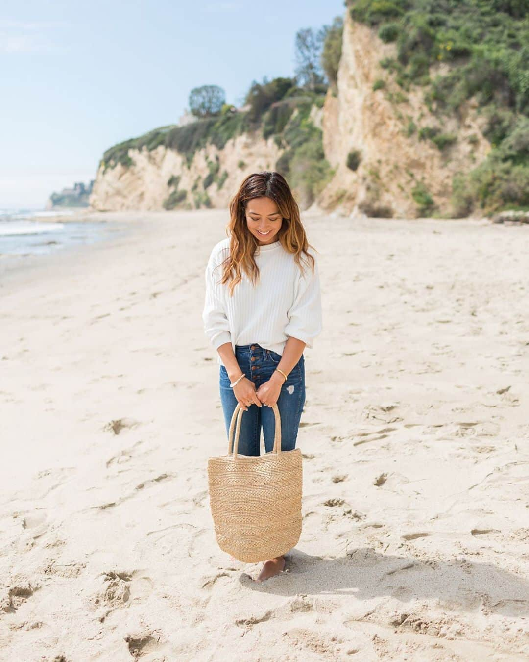 The Little Marketさんのインスタグラム写真 - (The Little MarketInstagram)「This bag is ready for the sun, sand, and surf. It includes an inner pocket, linen lining, and a metal closure, making it a breeze to tote around all day. Tap to shop.」9月14日 0時01分 - thelittlemarket