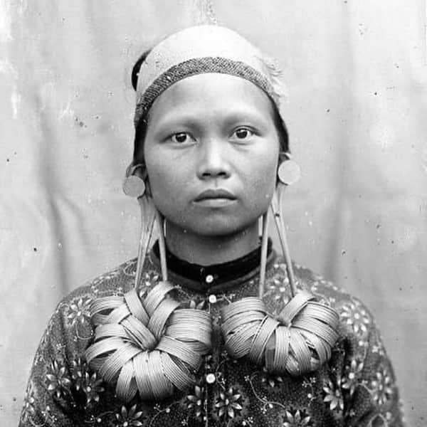 ベックスロックスのインスタグラム：「“Unity in diversity”   “Unity in diversity” is the national Indonesian motto “Bhinneka Tunggal Ika” ( An old Javanese phrase ) which signifies the counties myriad of cultures and ethnicities all living across 17,000 islands.   I’ve been on an endless quest to learn about each ethnic group and discovered these breathtaking images of vanishing traditional costumes of real Indonesian women from just a few of this country’s islands dating back to Circa 1900’s. Such power, such strength, such grace, such elegance.  #Warriorwomen   Photographers unknown   #unityindiversity #amazingindonesia  #powerwomen  #inspiringwomen #oldmeetsnew  #indonesia」