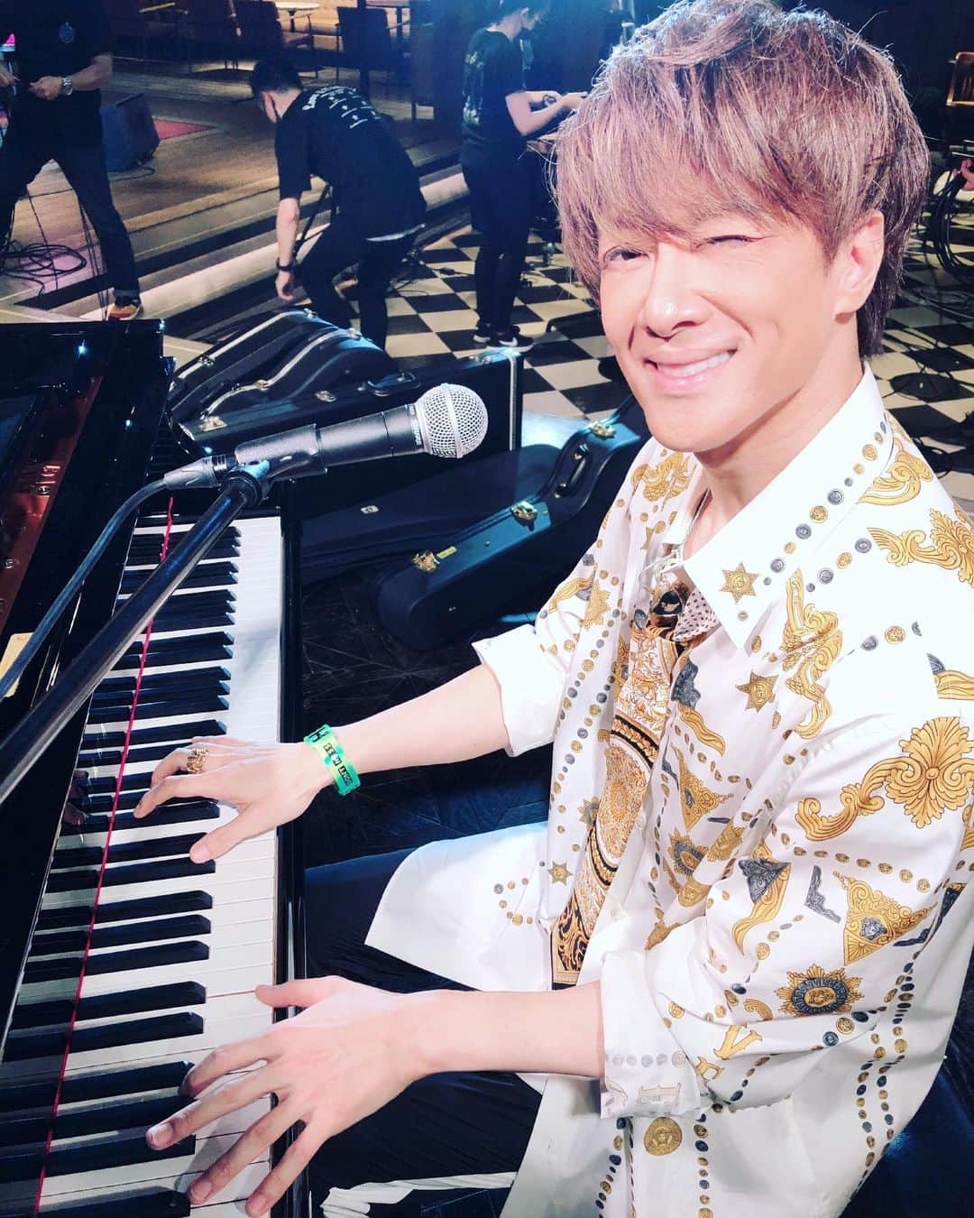 貴水博之のインスタグラム：「メッチ沢山のコメントありがとう🎉🎉🎉🎉🎉🎉楽しんでもらえましたか⁉️アーカイブは明日の23時59分までデス😉チケットは明日の21時まで発売してるので見逃した方は見ないと絶版ダアアアアアッ😜⚡️⚡️⚡️⚡️⚡️⚡️  #貴水博之 #生配信 #ライブ #access #仮面ライダー #kamenrider #みんなの愛に感謝  https://eplus.jp/sf/detail/3310510002-P0030001?P6=001&P1=0402&P59=1」