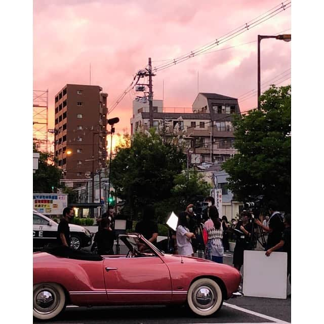 中条あやみさんのインスタグラム写真 - (中条あやみInstagram)「綺麗な夕焼けと暖かいチームの皆様に見届けてもらいながら　気持ちのいいクランクアップができました。 10/31 よりNHK総合『閻魔堂沙羅の推理奇譚』です また放送日前にカッコいい衣装＆ヘアメイクオフショットもあげられたらなと🖤」9月14日 0時05分 - nakajo_ayami