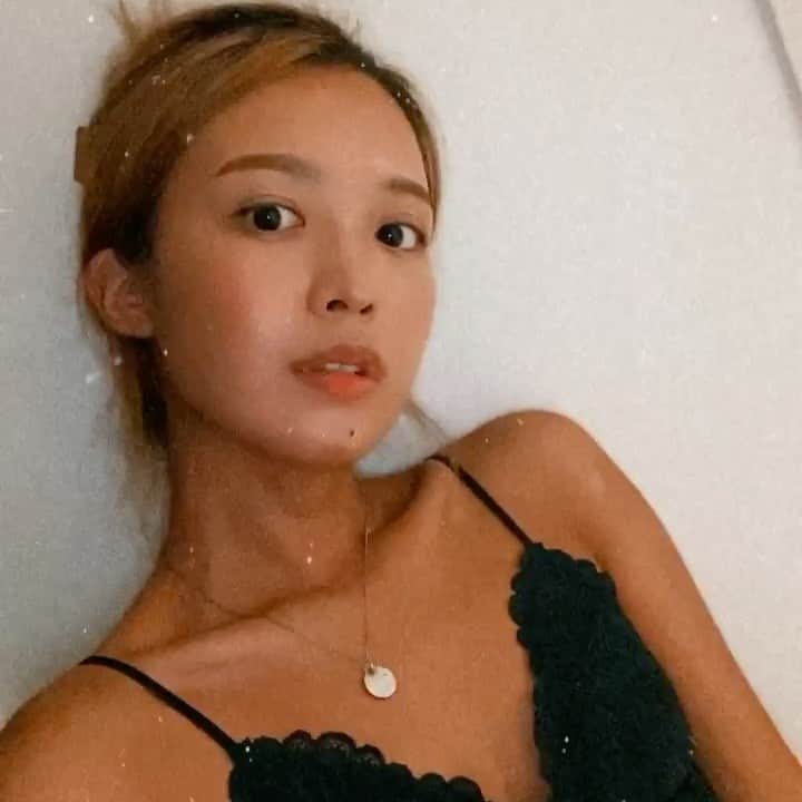 キム・ダヘのインスタグラム：「바프가 4일 남았다 두듕... 희라샘이 첫 다이어트는 원래 근육의 결이 선명하게 보이기 힘들다며 이제 첫발 내딛었다고 생각하고 스트레스받지말고 즐기면서 마지막까지 최선을 다하자고 하셨다! 샘생각=내생각 🧡🧡🧡  처음엔 바디프로필이 목적이었으나... 운동하면서 배운것들, 느낀것들이 많았고 멘탈이 건강한 사람들을 알게되었으며 단순 다이어트가 아닌 건강한것들을 많이 얻었다고 생각한다.  살면서 가장 큰 값진 경험이자 도전이었다고 생각한다.  이건 나 혼자서 한게 아니고 바른길로 건강한 멘탈로 이끌어주신 희라샘과 매일 런닝머신에서 달리고있는 핏블 회원님들이 같이 만들어준거라고 생각한다...!!! 멘탈이 건강한 사람들을 매일 보니 나도 더불어 건강해지는 느낌... 이래서 환경이 정말 중요한 것 같다!!  매일 눈뜨자마자 햄버거를 시켜먹고 점심에 비빔면먹고 저녁에 떡볶이먹는 내가 아닌 닭가슴살과 그린빈을 맛있게 먹는 내 모습을 살면서 처음 발견하게 되었고... 그 누구보다도 의지박약이던 내가 맘먹은건 하는 사람이라는것도 처음 알았다. 다이어트보다도 더 값진것을 많이 배웠다..! 참아낸후의 성취감이 뭔지 처음 느껴봤다...!!  지금도 와플이 조금 먹고싶지만...(?) 먹는 행복보다 운동하는 삶의 행복이 훨씬 크다는걸 느껴버렸다!!!  아직 바디프로필을 찍기엔 몸이 부족하고 복근조차 안나오지만 그래도 괜찮다는 생각이 든다!!  왜냐면 이제 올해가 아닌 내년과 내후년의 내 모습을 기대하기때문에... ㅎㅎ  어쨋든 남은기간 웃으면서 열심히 해야지.. 💪🏾」