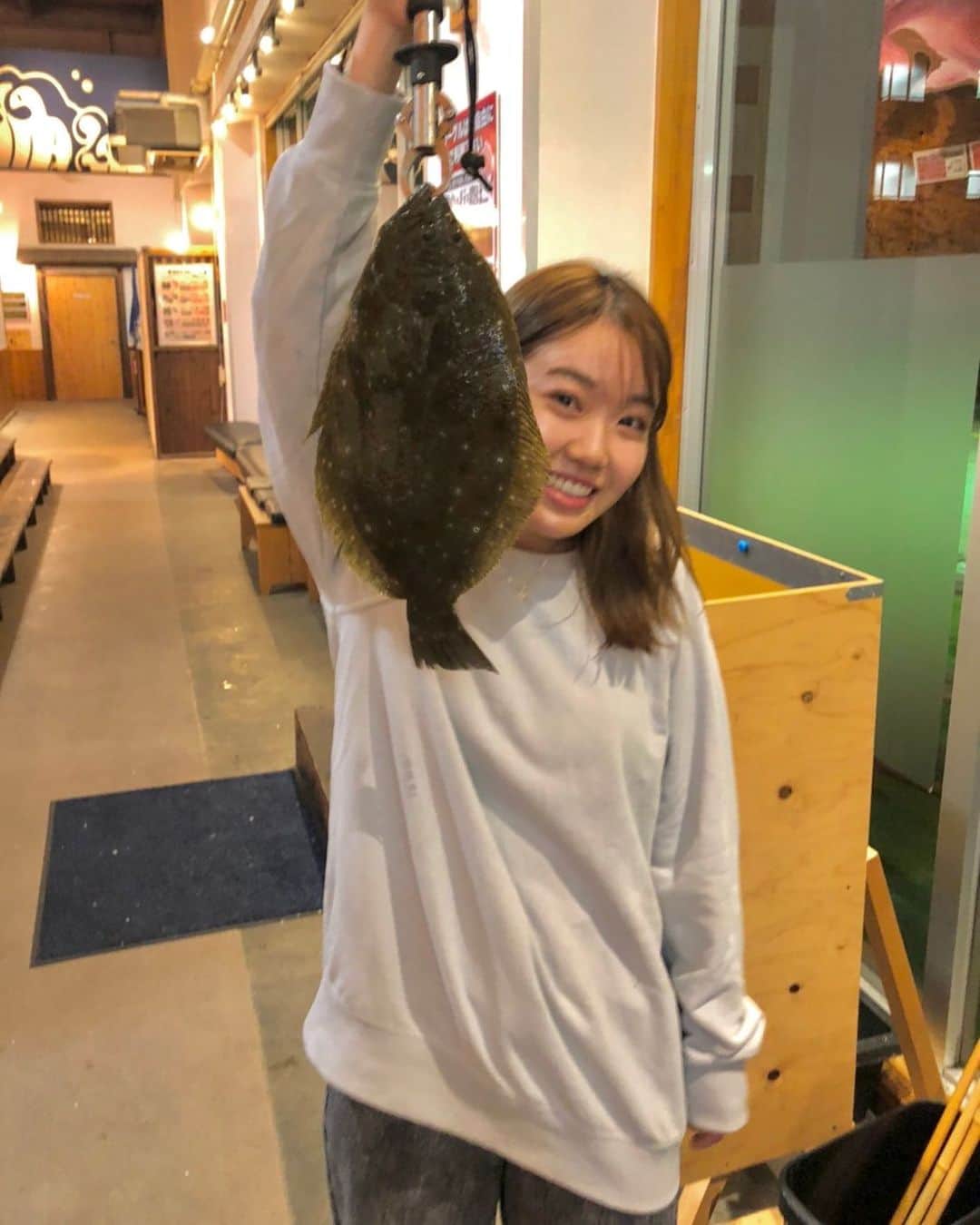 のインスタグラム：「ヒラメとわたし💁‍♀️ 鯛釣れなかった。ぴえん . #昔から釣りのセンス0 #釣り堀で釣れなかった経験あり」