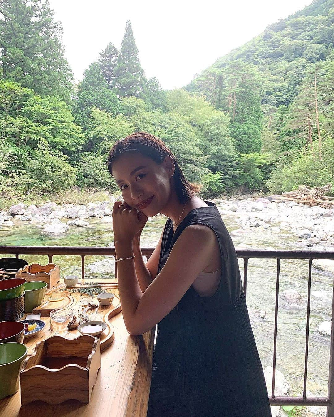 小西翼さんのインスタグラム写真 - (小西翼Instagram)「. 川が綺麗！涼しい🎐🍃 並ぶ甲斐があったね！ 涼しいから全然待てるし、 私と旦那さん交互で👦🏾と川で 石投げをひたすらしてたら あっという間に時間がたった🕛 . 旦那さんが連れてってくれた からどんなところか知らず、 ヒールサンダルで行ったら まさかの凄い橋で震えた。笑 川もあるし、、、 ぺったんこ靴がおすすめです💁🏽‍♀️笑 . #狭#岩魚の里#岐阜 #次は#鶏ちゃん」9月14日 0時10分 - tucha_k