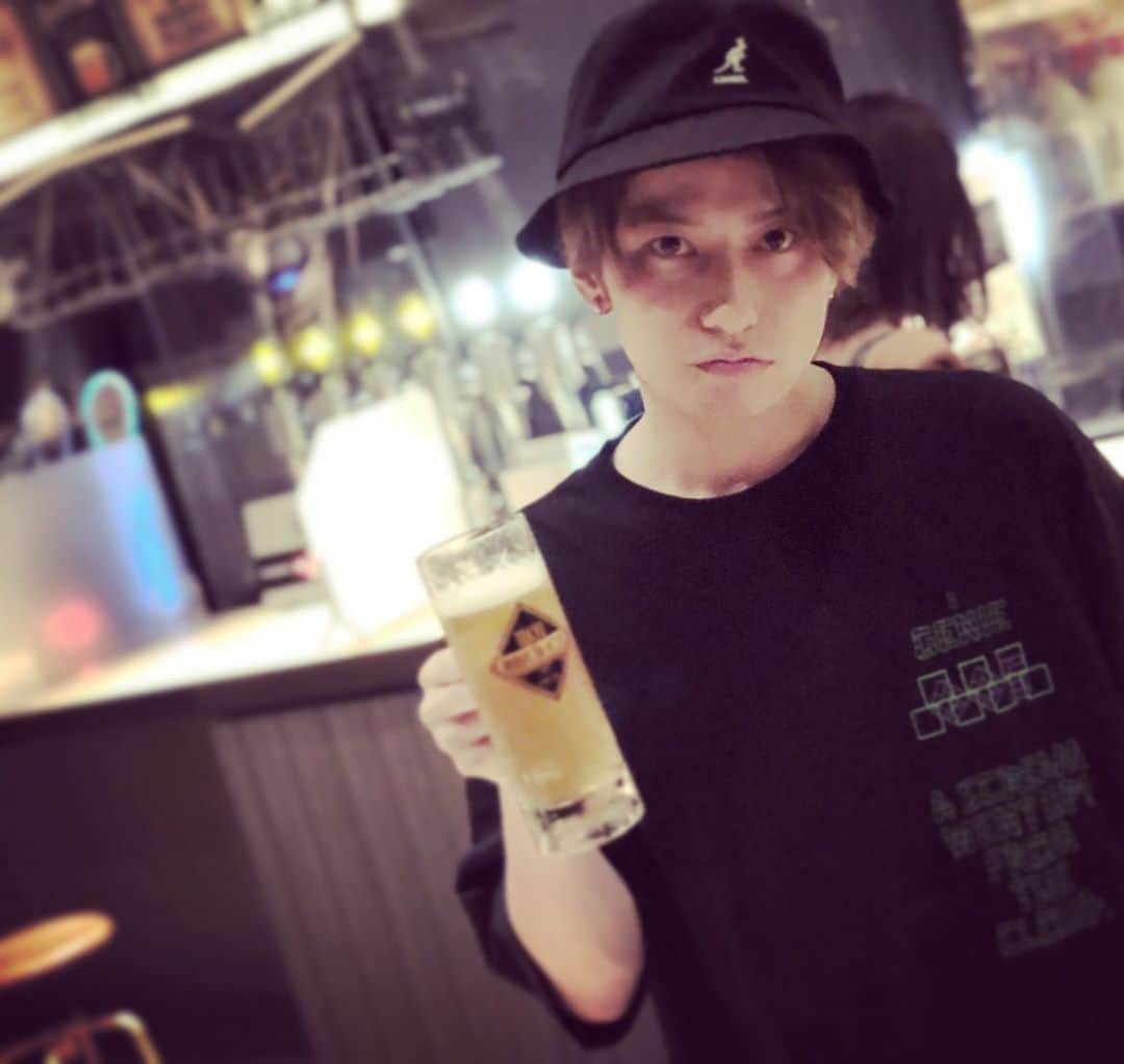 武田航平さんのインスタグラム写真 - (武田航平Instagram)「ここはデートにも友達のみにも1人のみにもよい♪ 浅草は飲み歩き最高ですよ〜。 #beer #kangol  #samurai #隅田川ブルーイング #こちらもしょたろのTシャツ #ナイスしょたろ #ありがとしょたろ」9月14日 0時13分 - kouhei_takeda.official