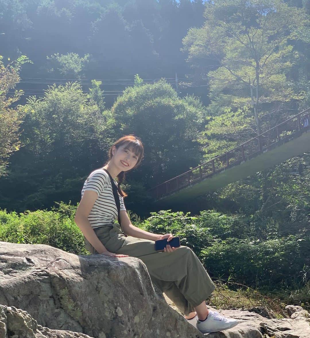 浅賀美咲のインスタグラム：「河原で大きな岩の上に座っています🤗　  自然を体全体で感じることができました🌱 緑が多い場所は美味しい空気を吸えたり、自然の音が聴こえてきたり、気分転換をして気持ち良かったです✨  Cancamの掲載権をかけてRT数を競っているTwitterでのイベントが今日までとなっています❗️ お済みでない方はぜひご協力よろしくお願い致します🤲  投票お願いします♪  #ミス成蹊　#ミス成蹊コンテスト #ミスコン#ミスコン2020 #ミスコンテスト #ミスコンファイナリスト」
